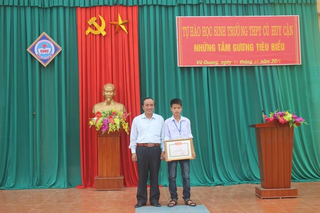 Học sinh dũng cảm lao ra lũ cứu cô giáo được tuyên dương, khen thưởng