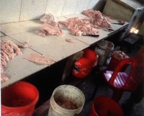 Hai cơ sở sản xuất mỡ heo không vệ sinh, bị phạt gần 9 triệu đồng