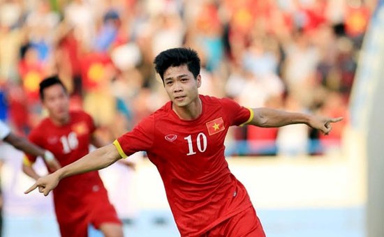 HLV Kiatisak: 'Chúng ta có Messi Channathip thì Việt Nam có Messi Công Phượng'