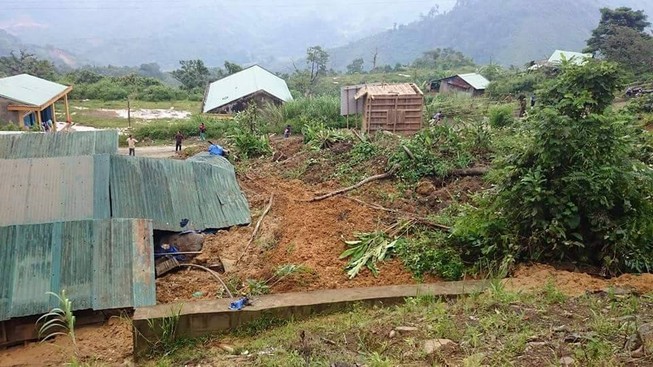 Lở núi, một nhà dân bị vùi lấp