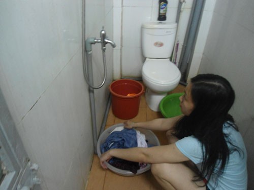 Cúp nước bất ngờ khiến người dân trở tay không kịp