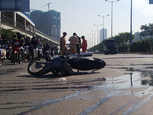 Bị thương nặng khi đi bộ băng qua xa lộ đón xe buýt