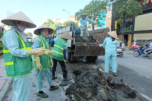 Ùn tắc kéo dài do bùn đất đổ trên đường