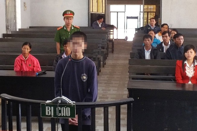 Sang nhà hàng xóm chơi, bé gái 3 tuổi bị hiếp dâm
