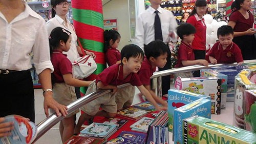 Triển lãm sách thiếu nhi 'Vui Giáng sinh - đón năm mới'