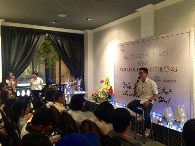 Nguyễn Phong Việt bán thơ để tặng sách cho trẻ em nghèo