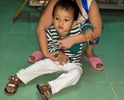 Bé trai hai tuổi bị bỏ rơi trước cổng chùa