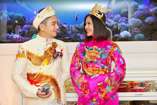 Vân Trang chuẩn bị áo dài cưới