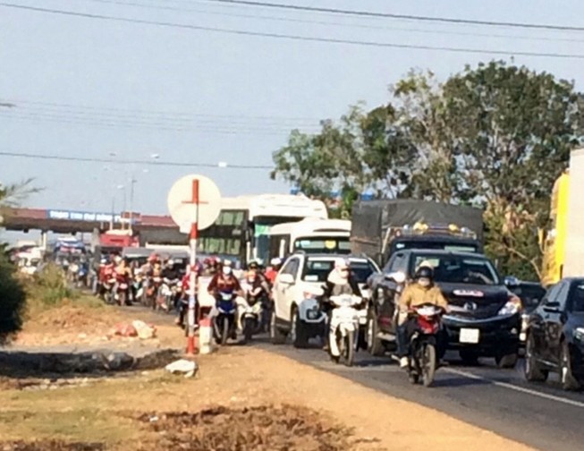 Kẹt xe nghiêm trọng tại trạm thu phí Sông Phan