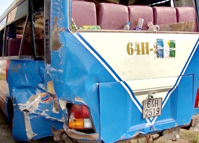Hai xe tông nhau 3 người chết, 10 người bị thương