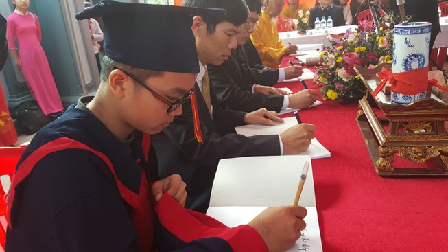 Khai bút đầu xuân trên quê hương vị tiến sĩ mồ côi