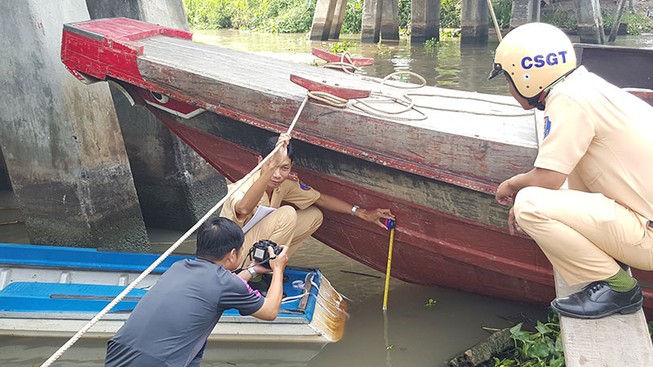 Ghe chở lúa đụng vỏ lãi, bé gái bốn tuổi mất tích