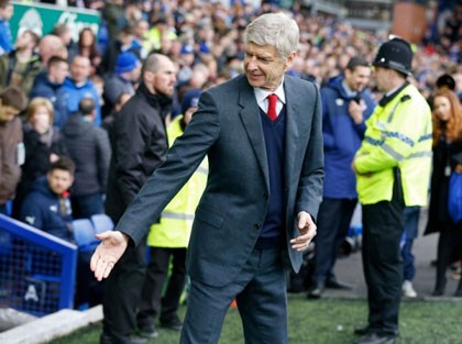 Thắng Everton 2-0, Wenger lại mơ lật Leicester
