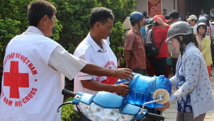 Hội Chữ thập đỏ cứu trợ nước uống cho người dân Bến Tre