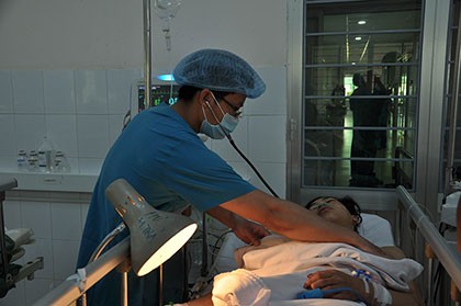 Tập lái máy cày, 1 thanh niên bị cuốn nát chân
