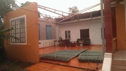 Lốc xoáy kinh hoàng làm 320 nhà dân tốc mái