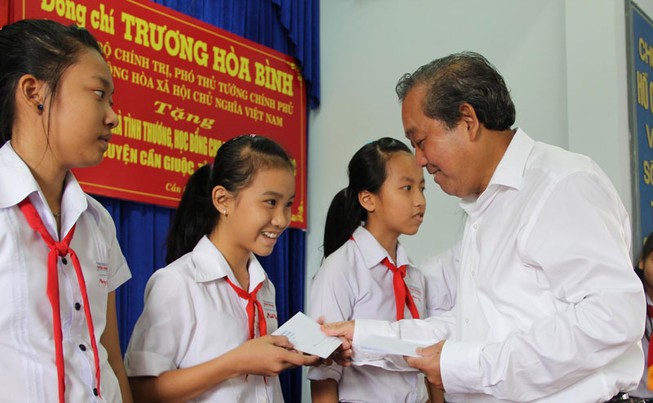 Phó Thủ tướng Trương Hòa Bình trao tặng nhà tình thương, cầu nông thôn, học bổng