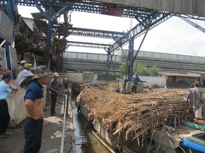 Công nhân tụ tập phản đối nhà máy không trả đủ lương