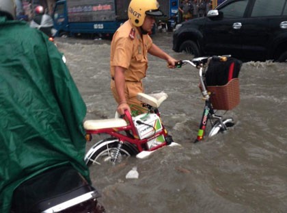 Tình người trong cơn mưa