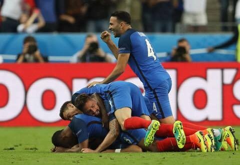 Pháp - Romania: 2:1 - 'Gà trống' gáy vang đêm Paris