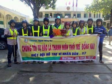 Khen thưởng 'nóng' nhóm hút đinh, vá xe miễn phí trên QL51