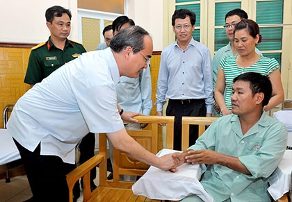 Ông Nguyễn Thiện Nhân thăm phi công Nguyễn Hữu Cường