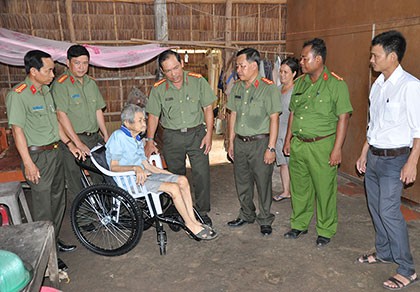 Công an Trà Vinh: Tặng quà cho người nghèo