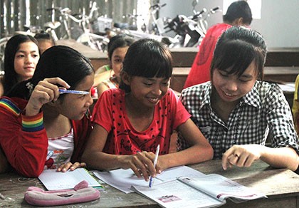 Lớp học hè dành cho trẻ em nghèo ở một ngôi chùa