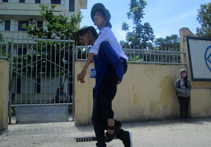 Tình nguyện viên cõng bạn vào phòng thi