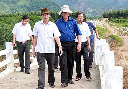 Kiểm tra cầu bê tông tiền tỉ bị mưa... xô ngã!
