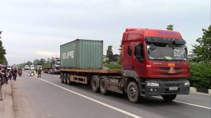 Xe máy va chạm container, 2 người thương vong