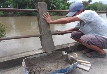 Trưởng ấp huy động người sửa lại lan can cầu bị phá