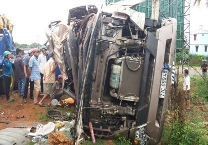 Tài xế ngủ gật, xe bồn tông cột điện nát bét đầu