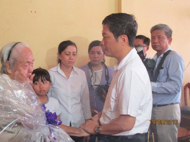 Bộ trưởng Công thương thăm gia đình anh Nguyễn Kim Danh