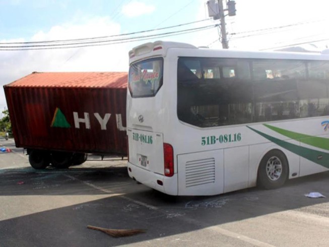 Container đâm ôtô giường nằm, hàng chục người bị thương