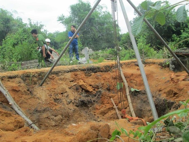 Di dời mộ cổ, nam thanh niên bị đá đè tử vong
