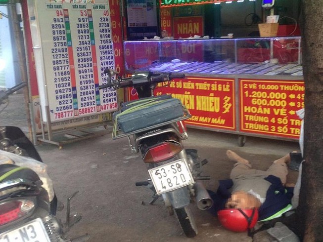Đang dò vé số bỗng dưng té ngã rồi tử vong