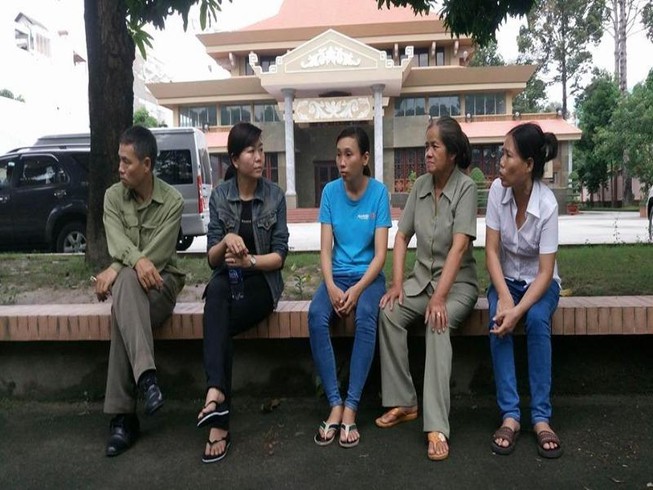 Người nhà túc trực ở nhà tang lễ chờ đón các anh