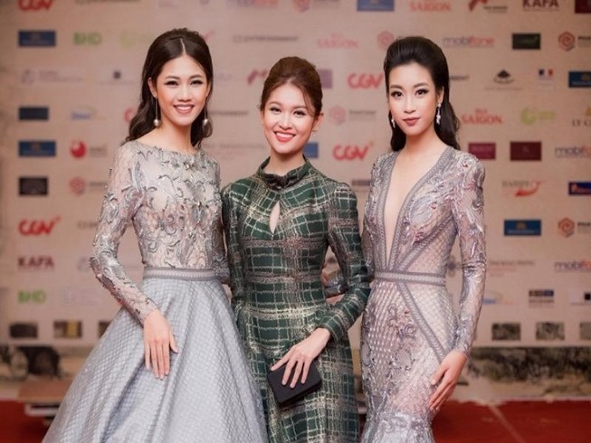 Showbiz Việt đổ bộ thảm đỏ LHP quốc tế Hà Nội