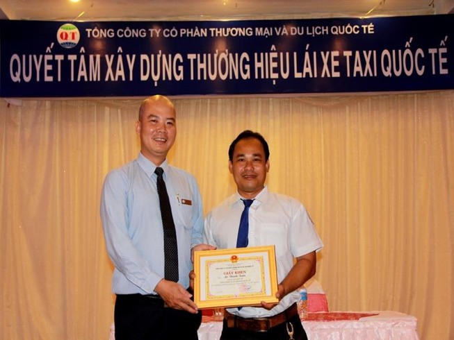 Khen thưởng tài xế trả lại 900 triệu đồng cho khách