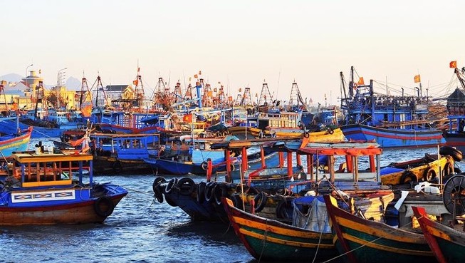Phát hiện 1 tàu lạ nước ngoài trôi dạt ngoài khơi