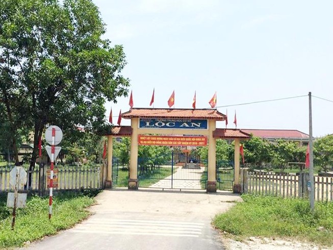 Nhóm 'xăm trổ' vào trường đánh bảo vệ