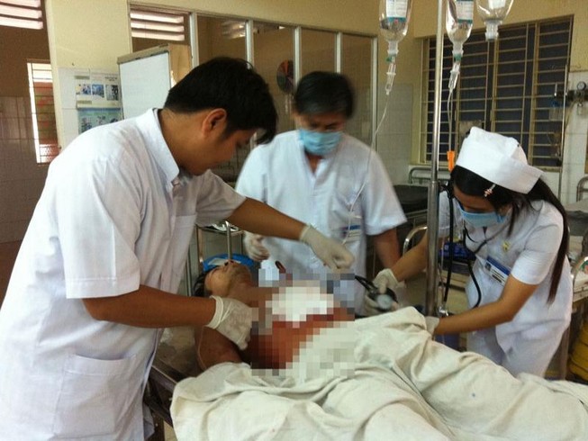 Tranh mối chở hàng, 1 tài xế bị đâm suýt tử vong