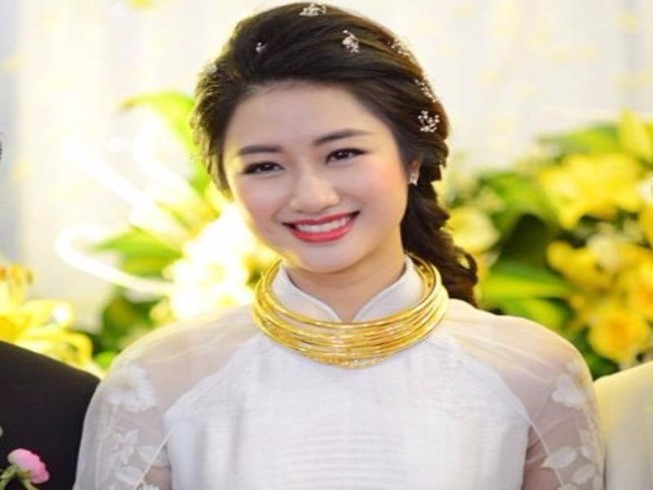 Hoa hậu Thu Ngân xinh đẹp tại lễ đính hôn