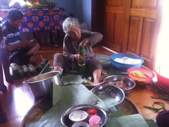 Gói bánh tét ngày cuối năm