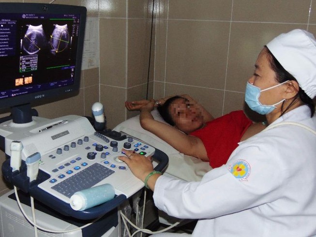 Đẻ trên băng ca vì tưởng bị bệnh đường ruột