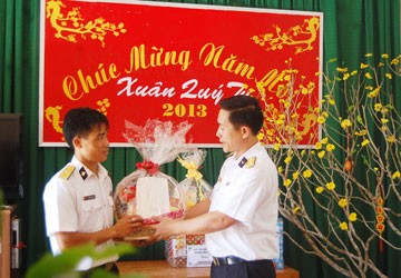 Tặng quà tết cho quân dân các đảo