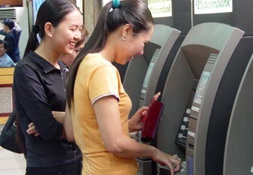Xài thẻ tín dụng: Lãi suất tới 25%/năm