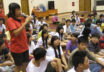 Dạy con cái lứa tuổi teen: Chỉ đường, đừng o ép!