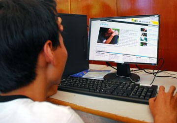 Văn học mạng: Xóa khoảng cách tác giả và người đọc